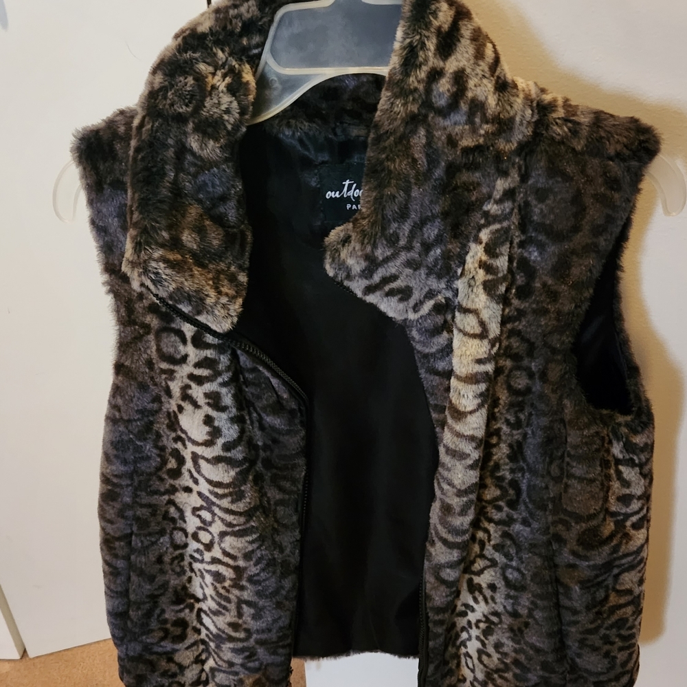 Faux fur vest in black & gray.